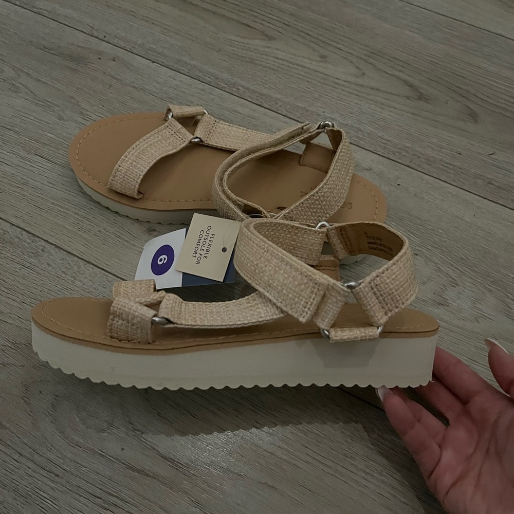 Strap sandals